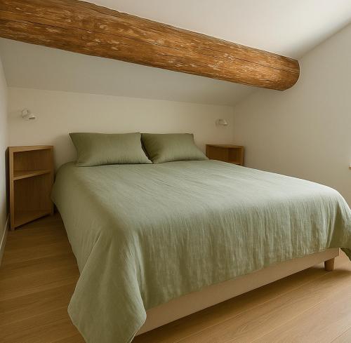 une chambre avec un grand lit avec un plafond en bois dans l'établissement Peaceful Design Escape - Calm, AC, Free Parking, à Avignon