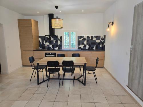 une salle à manger avec une table et des chaises noires dans l'établissement Peaceful Design Escape - Calm, AC, Free Parking, à Avignon