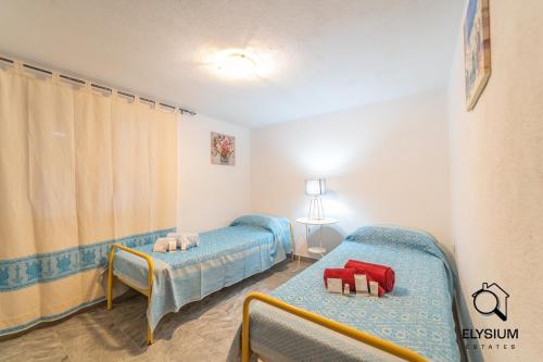 SchifoniにあるOasi Verde - Giardino e Parcheggio Privatoの部屋にベッドが2つある部屋