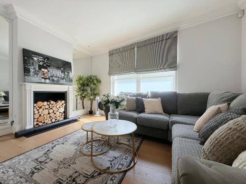 a living room with a couch and a table at Spacious and cosy 3BRs 5F House in Heart of London in London