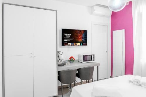 a room with a table with chairs and a microwave at Case vacanza Partenope in Agropoli