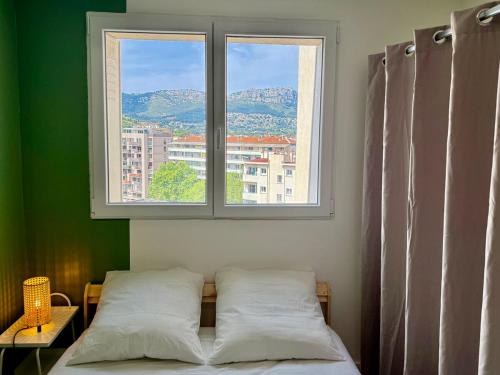 - une chambre avec deux lits en face d'une fenêtre dans l'établissement Spacieux - Terrasse - Vue Mer & Rade, à Toulon