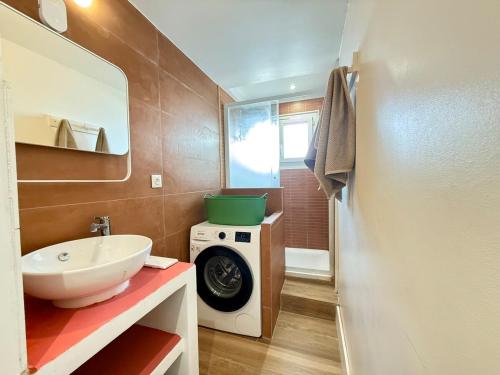 une salle de bain avec un lavabo et une machine à laver dans l'établissement Spacieux - Terrasse - Vue Mer & Rade, à Toulon