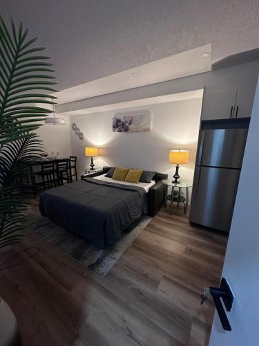 Katil atau katil-katil dalam bilik di Beautiful 1 bedroom suite close to YYC airport