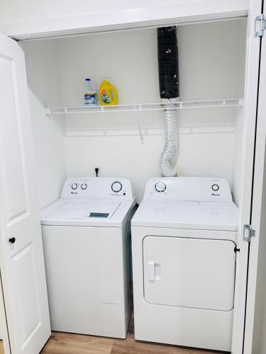Gambar di galeri bagi Beautiful 1 bedroom suite close to YYC airport di Calgary