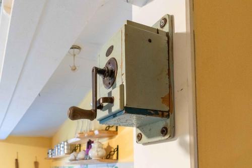 a metal box on the wall of a kitchen at Damenona appartamento per sognare in Santa Giustina