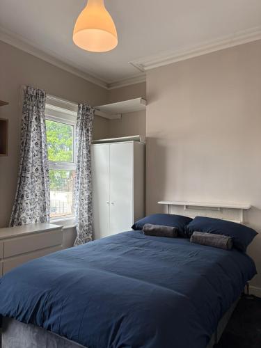 Postel nebo postele na pokoji v ubytování Superb Triple Room near Croke Park - 1