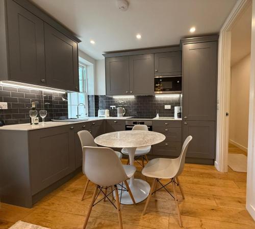 a kitchen with a table and chairs in a kitchen at Covent Garden 2-Bed Apt Sleeps 6 4 Mins to Tube in London