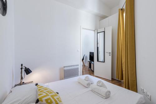 une chambre avec un lit avec deux serviettes dessus dans l'établissement 33 GAMBETTA - Appartement 2 pieces Mezzanine, à Nice
