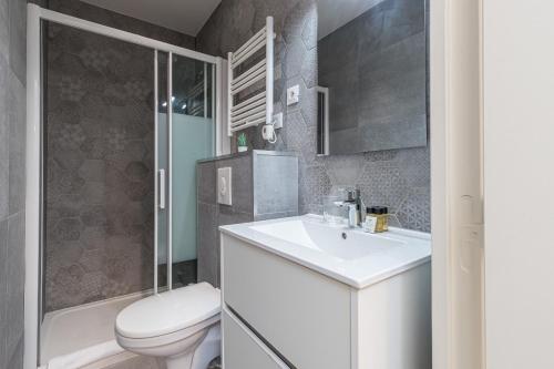 une salle de bain avec un lavabo blanc et des toilettes dans l'établissement 33 GAMBETTA - Appartement 2 pieces Mezzanine, à Nice