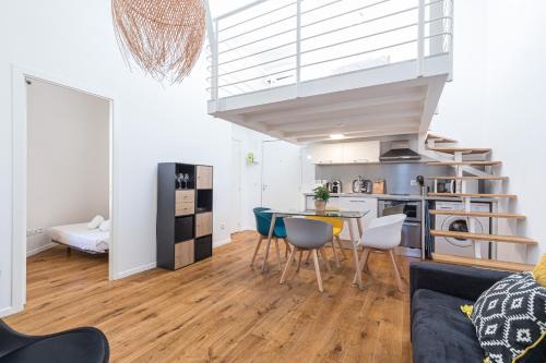 une cuisine et un salon avec une table et des chaises dans l'établissement 33 GAMBETTA - Appartement 2 pieces Mezzanine, à Nice