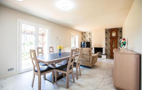 une salle à manger avec une table et des chaises dans l'établissement Cozy Home In Notre Dame De Riez, à Notre-Dame-de-Riez
