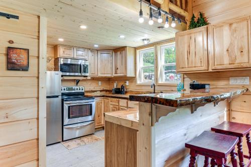 Η κουζίνα ή μικρή κουζίνα στο On-Site Creek Access Pet-Friendly Cosby Cabin!