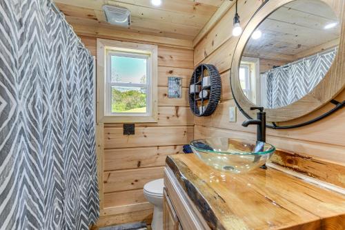 Φωτογραφία από το άλμπουμ του On-Site Creek Access Pet-Friendly Cosby Cabin! σε Cosby