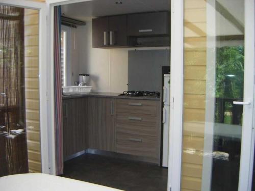 een keuken met een aanrecht en een koelkast bij Camping 4 étoiles - Piscine - ccb0dhf in Saint-Denis