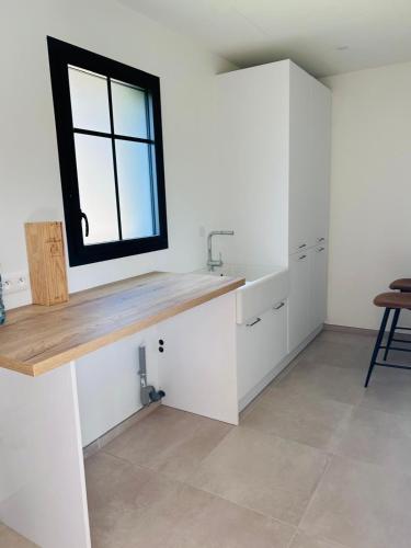 une cuisine avec un évier et une fenêtre dans l'établissement New house, everything within walking distance, swimming pool, à Capbreton