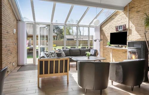 Μια τηλεόραση ή/και κέντρο ψυχαγωγίας στο Stunning Home In Væggerløse With Sauna