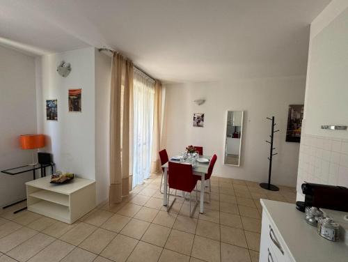 a kitchen and living room with a table and chairs at Casa SAFFI in Cantù