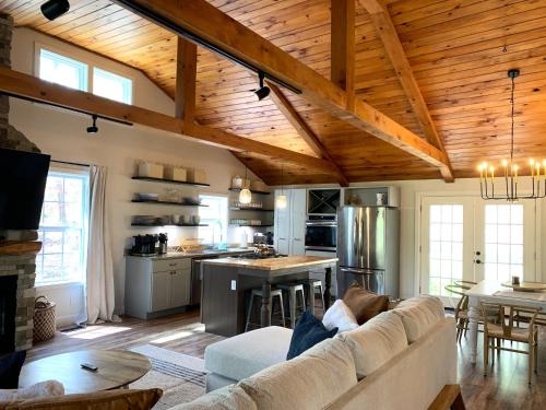 ヘンダーソンビルにあるFamily-Friendly Mountain Oasis W Game Room & Grillのソファとキッチンのあるリビングルーム