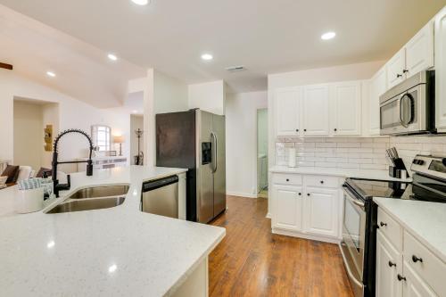 Η κουζίνα ή μικρή κουζίνα στο Mini Putting Green and Pool Access Simpsonville Gem