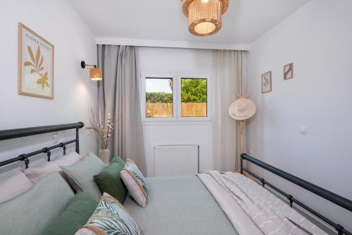 Postel nebo postele na pokoji v ubytování Elenas Home - Dream & Love apts w Private pool