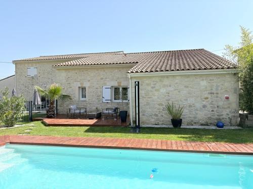 une villa avec piscine devant une maison dans l'établissement Villa familiale avec piscine chauffée, à La Lande-de-Fronsac