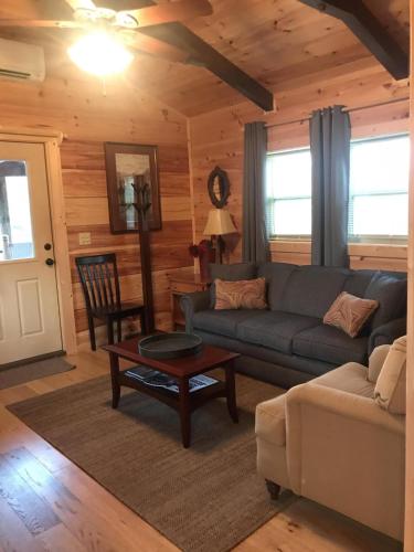 Ruang duduk di Moore Road Cabin 3 Pet Friendly