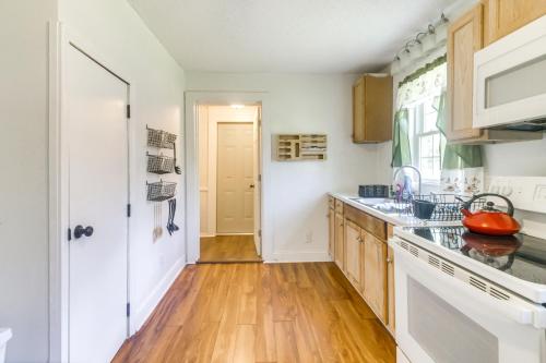 Η κουζίνα ή μικρή κουζίνα στο 6 Mi to Crowders Mountain Peaceful Home with Porch