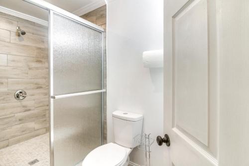 Ένα μπάνιο στο 6 Mi to Crowders Mountain Peaceful Home with Porch