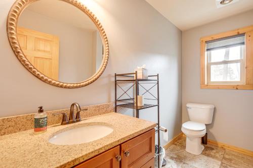 イーグル・リバーにあるBoat Dock and Furnished Deck Northwoods Lake Houseの洗面台と鏡のあるバスルーム