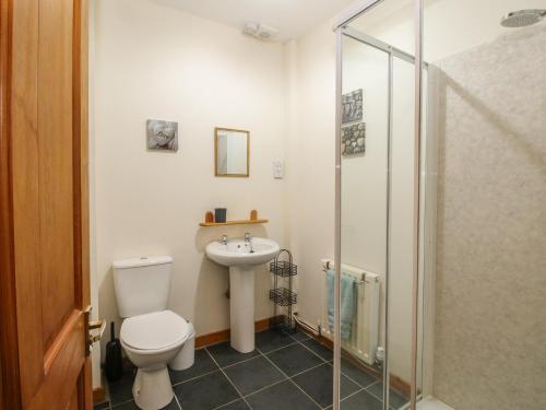 un bagno con un water e un lavandino di Cooinda Cottage a Morar