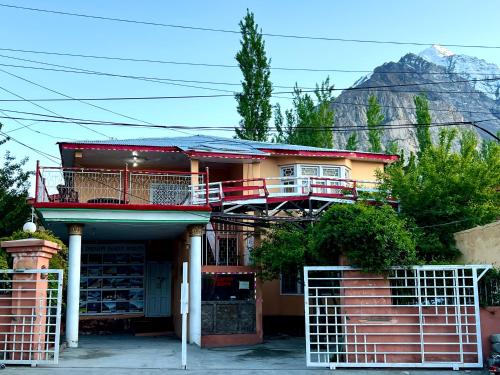 Een algemene foto van de bergen of uitzicht op de bergen vanuit het pension