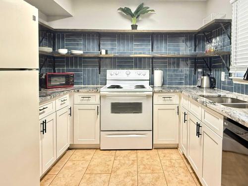 Η κουζίνα ή μικρή κουζίνα στο NEW 2b2b ENTIRE TOWNHOUSE PLACE COZY and QUIET SP1271