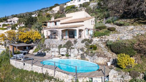 une maison sur une colline avec une piscine dans l'établissement VILLA LAVANDINE - Maison Provencale avec Piscine - Magnifique vue, à Aspremont