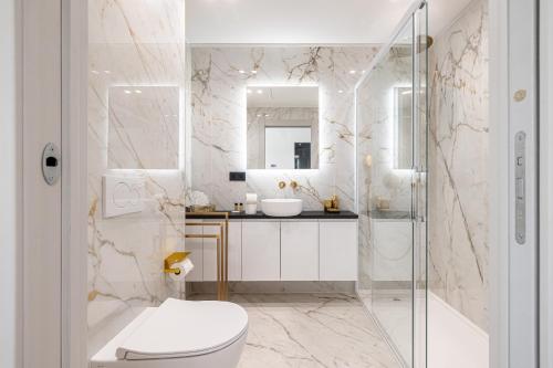 une salle de bain avec une douche, des toilettes et un lavabo dans l'établissement VILLA PIBONSON - Villa d Exception a Mougins - Luxe, Piscine et Spa, à Mougins