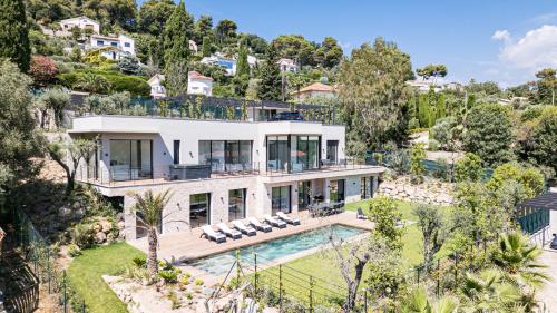 une vue aérienne d'une maison avec piscine dans l'établissement VILLA PIBONSON - Villa d Exception a Mougins - Luxe, Piscine et Spa, à Mougins