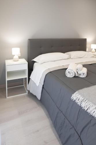 a bedroom with a large bed with towels on it at B&B Bdieci in Valguarnera Caropepe