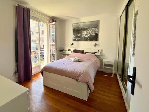 une chambre avec un lit et une grande fenêtre dans l'établissement 