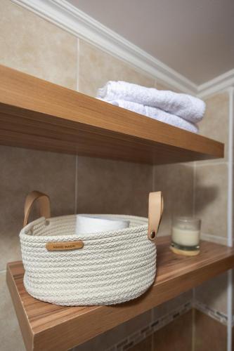 a basket on a shelf in a bathroom at Ayres de Bolívar in San Carlos de Bolívar