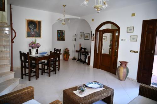 a living room with a table and chairs at Da Minnia in Orgosolo