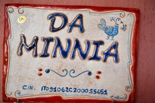 a plate with a sign with a chicken on it at Da Minnia in Orgosolo
