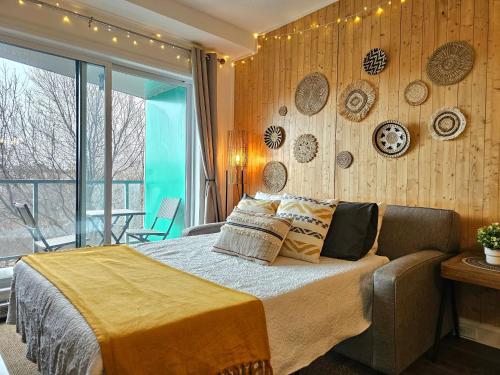 Postel nebo postele na pokoji v ubytování PRESTIGE Downtown with Free Indoor Parking