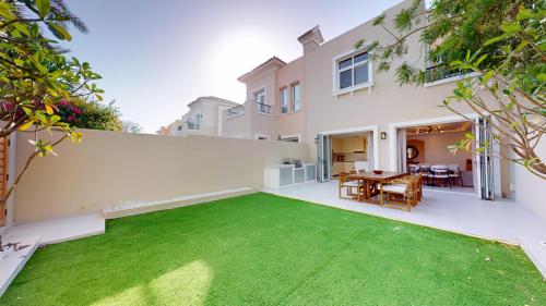 Vacationer Holiday Homes I 3 Bedroom Villa l Upgraded & Modern l Ranches