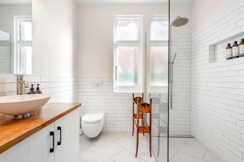 Ένα μπάνιο στο Cosy Upgraded Character Home in Leafy West Hobart