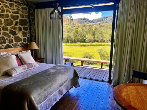 En eller flere senge i et værelse på Fazenda Caminho do Ouro