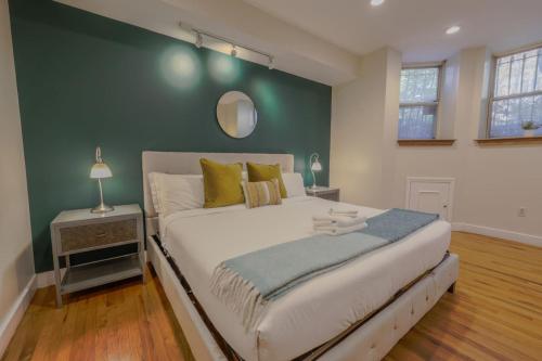 Ένα ή περισσότερα κρεβάτια σε δωμάτιο στο Classic 2Bed 2Bath Apartment w patio in Back Bay