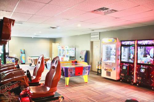 a room with two arcade games and a table at Dells Vacations At Tamarack Resort in Wisconsin Dells