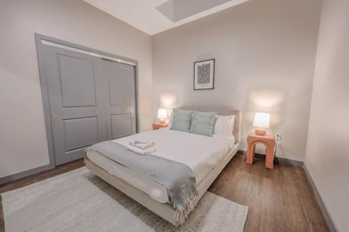 Ένα ή περισσότερα κρεβάτια σε δωμάτιο στο Luxurious Downtown 1 Bedroom