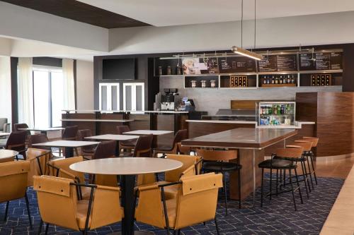 Loungen eller baren på Courtyard St. Louis Creve Coeur