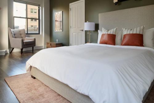 Una cama o camas en una habitación de Warm 1BR in Boston FIDI Close to Everything